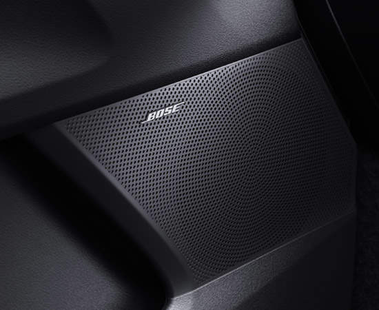 نظام صوتي فاخر من Bose® مزود بـ 12 مكبر صوت