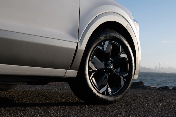 Primer plano del diseño de una rueda del Kia Niro EV 2024