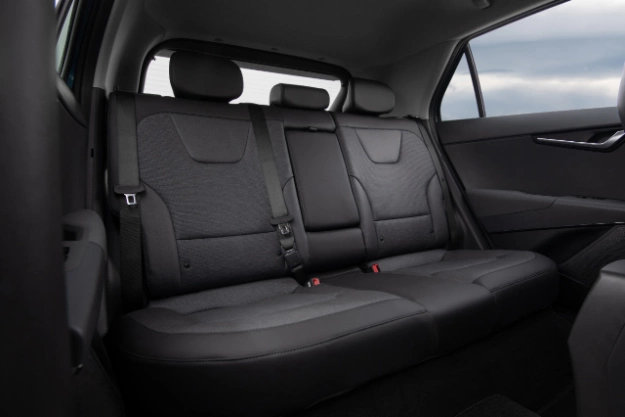 Vista completa de los asientos estilo butaca traseros del Niro PHEV 2023 con interior gris.