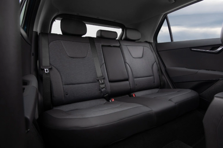 Vista completa de los asientos estilo butaca traseros del Niro PHEV 2023 con interior gris.