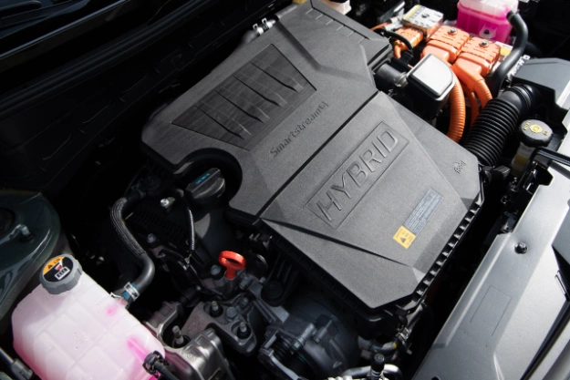 Primer plano del motor del Kia Niro Hybrid 2024