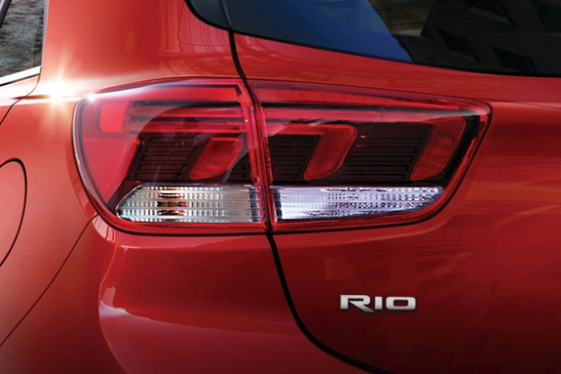Vista trasera de un faro trasero de LED del Kia Rio 2023 de 5 puertas en rojo