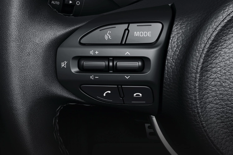 Controles de audio montados en el volante en el interior del Kia Rio 2023 de 5 puertas