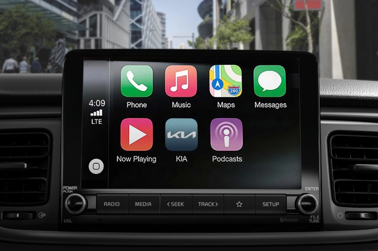 Apple CarPlay inalámbrico en el interior del Kia Rio 2023 de 5 puertas