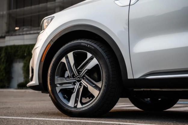 Primer plano de las ruedas de aleación deportivas del Kia Sorento Plug-In Hybrid 2024