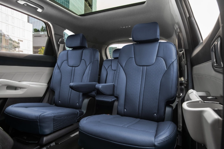 Vista completa de los asientos tipo capitán de la segunda fila del Kia Sorento Plug-In Hybrid 2024