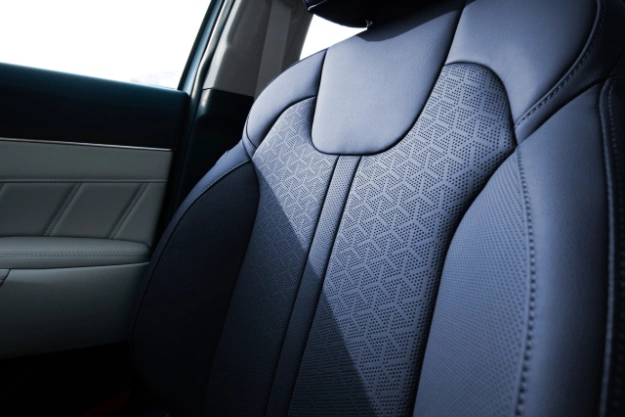 Primer plano del material de los asientos de cuero del Kia Sorento Plug-In Hybrid 2024