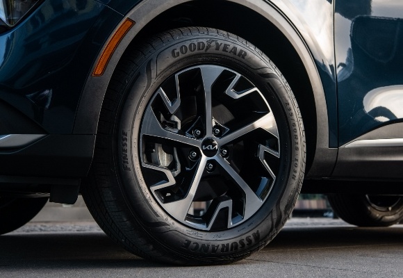 Vista ampliada del neumático con tracción en las cuatro ruedas (AWD) activa del Kia Sportage Hybrid 2024