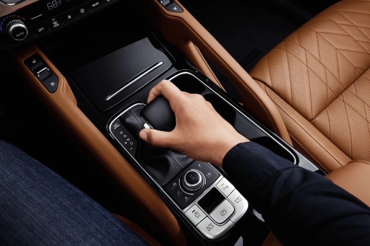 2024 Kia Telluride Gear Selector Being Utilized By The Driver Close-Up 