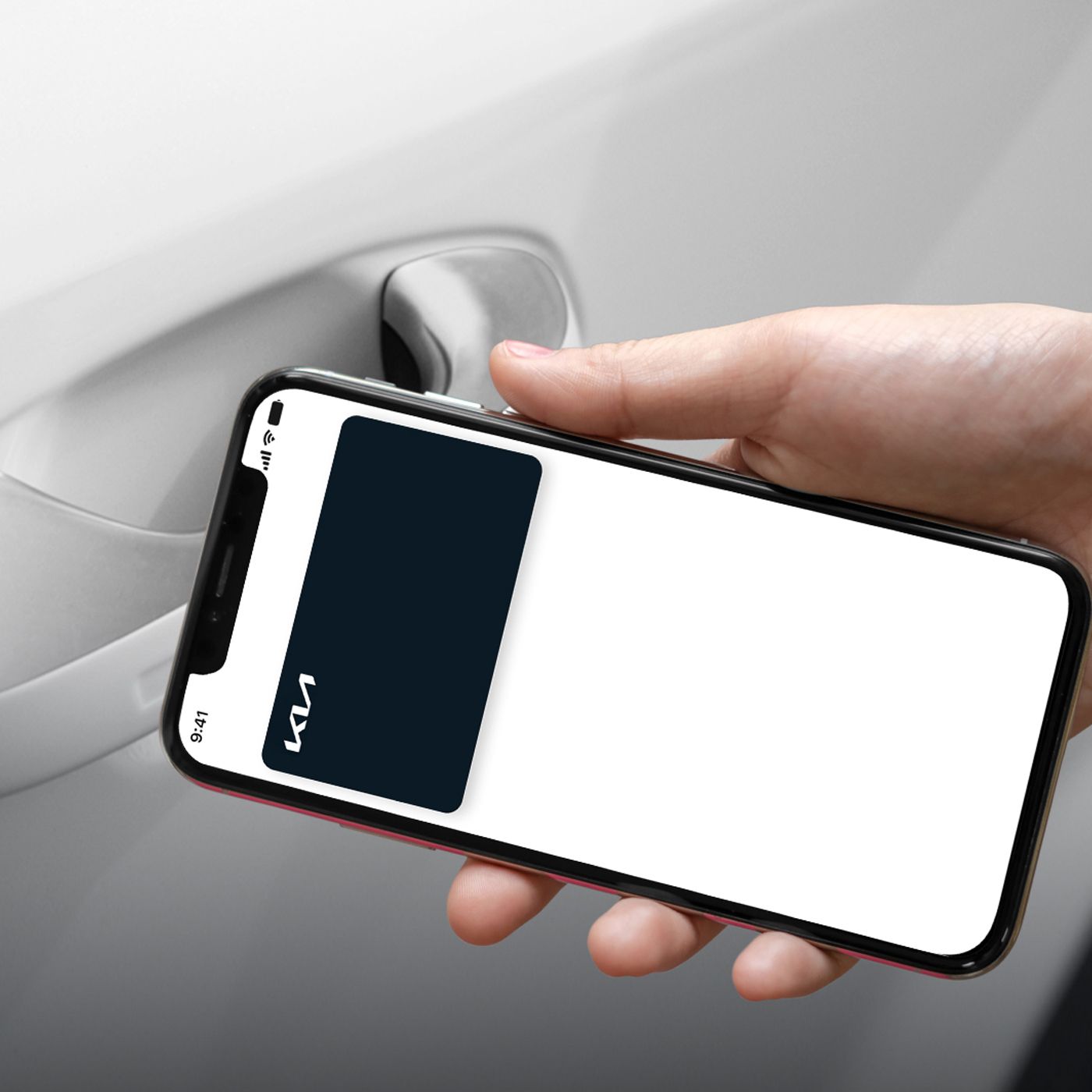 مفتاح كيا الرقمي Digital Key 2.0 على الهاتف بجانب باب السيارة