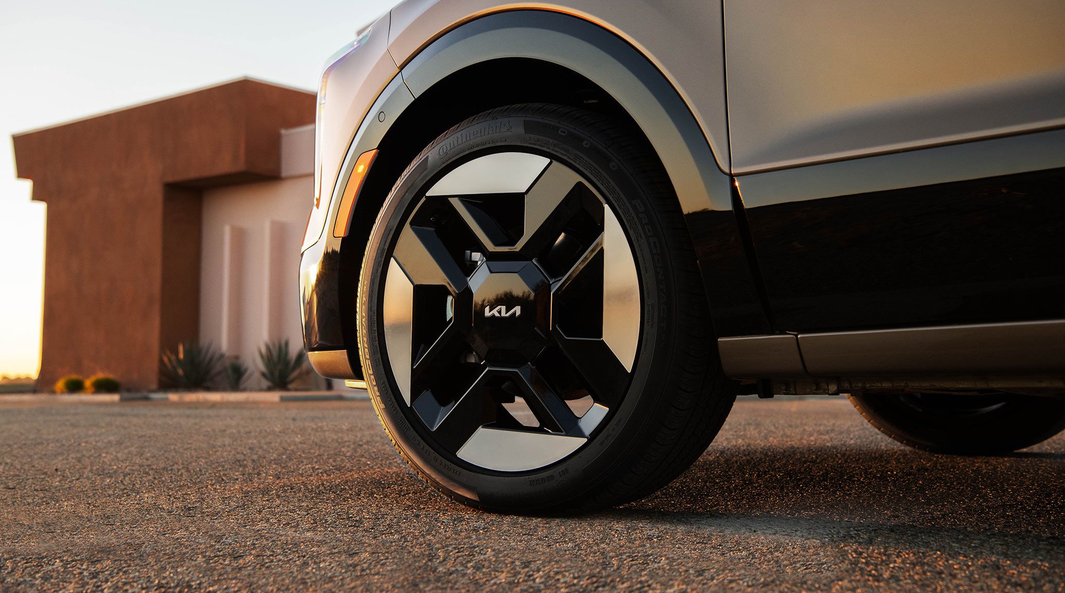 Close-up photograph of the 2027 Kia Niro Hybrid Electric SUV featuring the distinctive eighteen inch wheels and their geometric pattern design.