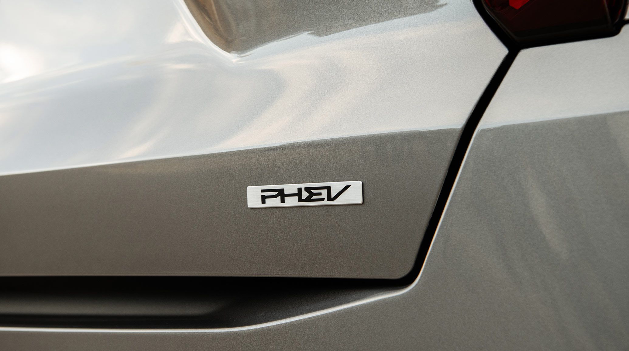 شعار PHEV الخلفي في كيا سورينتو بلج إن هايبرد 2026