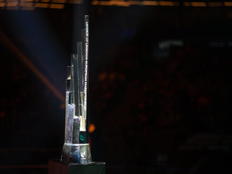 winners-trophy-of-2019-spring-season-final