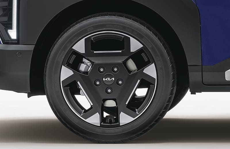 R17 - 43.66cm (17”) Crystal Cut Alloy Wheels