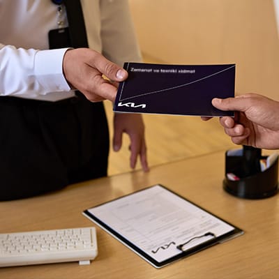 Bu, Kia-nın vizit kartları paylaması səhnəsidir.