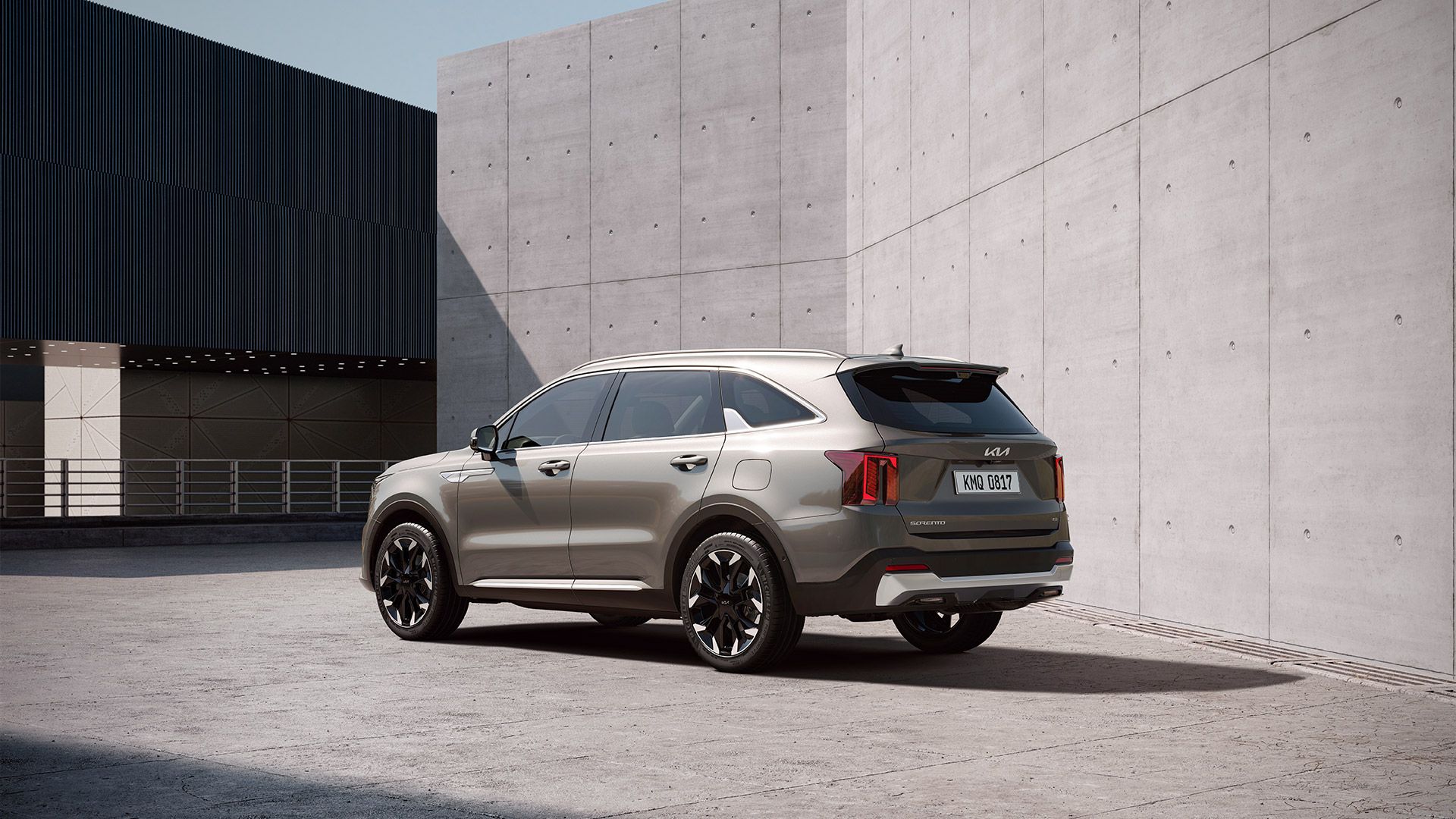 Un Kia Sorento estacionado frente a un edificio de hormigón