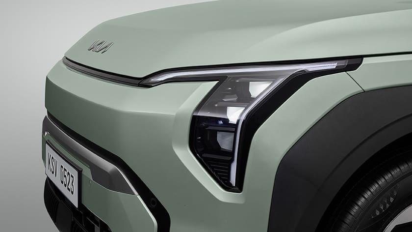 Primer plano de la cubierta del parachoques delantero y el faro LED del Kia EV3
