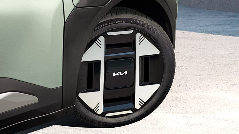 Primer plano de la rueda y el neumático del Kia EV3