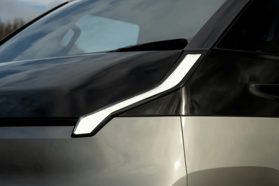 Luces LED delanteras y posteriores con encendido automático