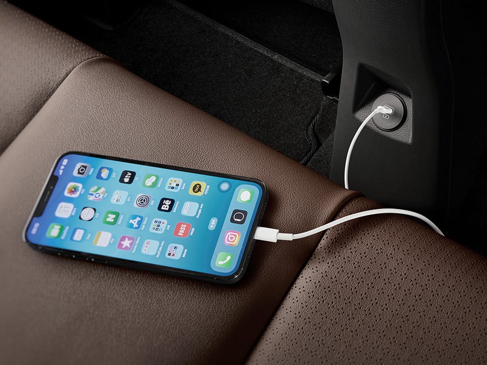 Cargador USB en el asiento trasero