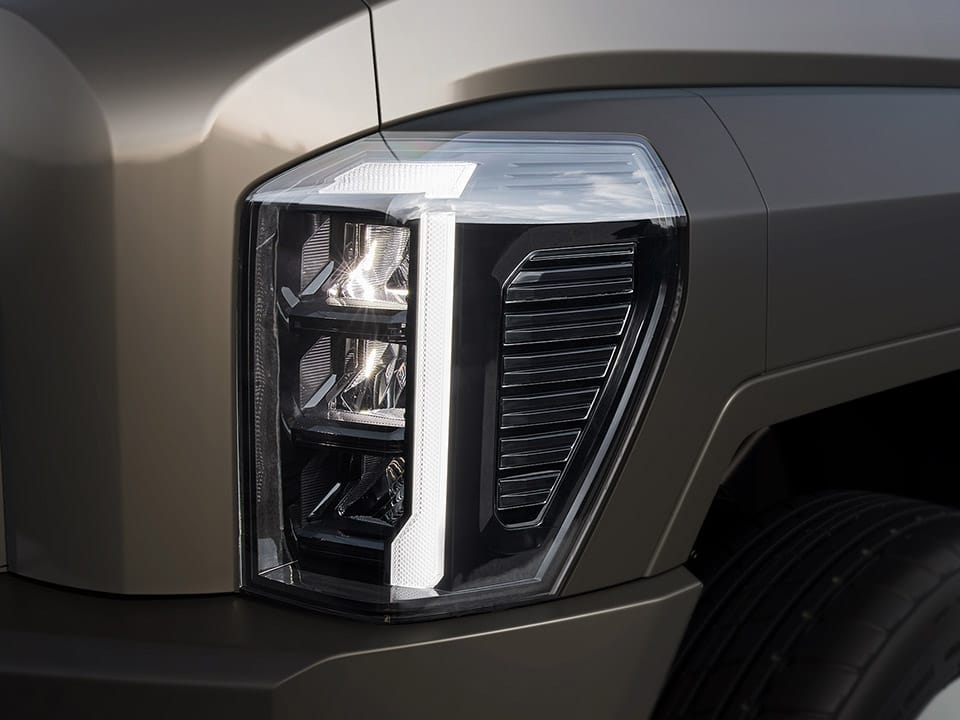 مصابيح أمامية كاملة LED بتقنية MFR (توزيع ضوء متقدم)