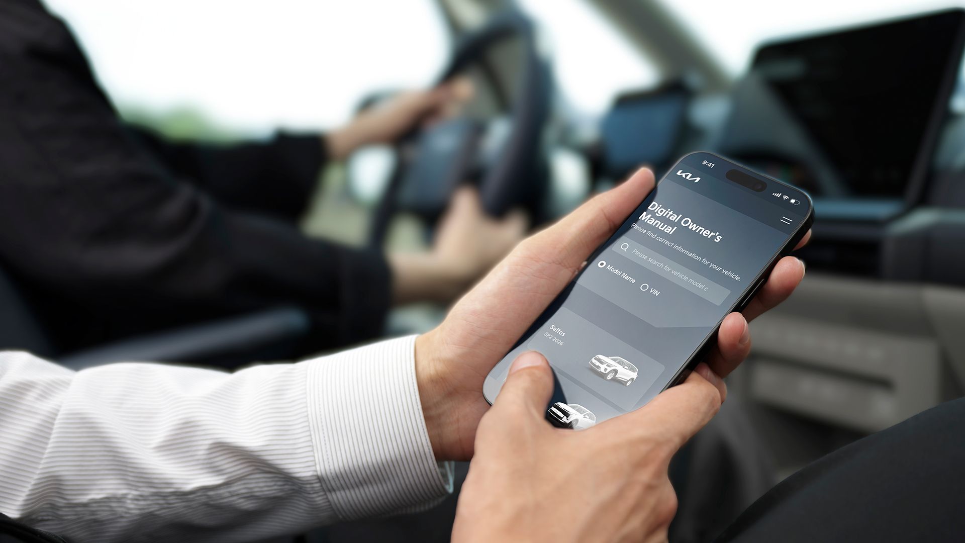 Pasajero consultando el manual del propietario en un teléfono inteligente dentro del Kia PV5