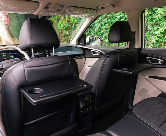 Mesa del respaldo del asiento con portavasos y soporte para dispositivos