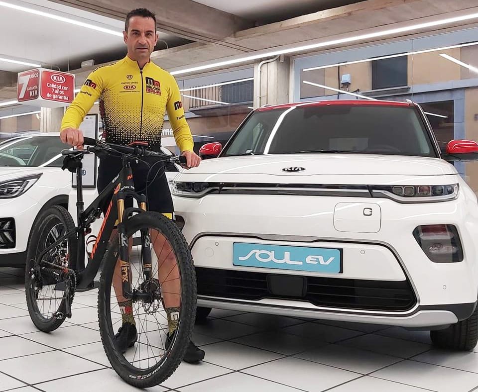 Melcior Mauri con el nuevo Kia e-Soul de KIA Empor Speed