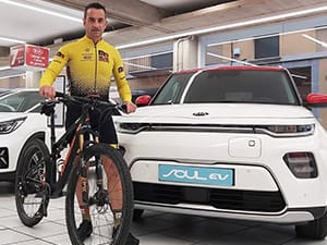 Melcior Mauri con el nuevo Kia e-Soul de KIA Empor Speed