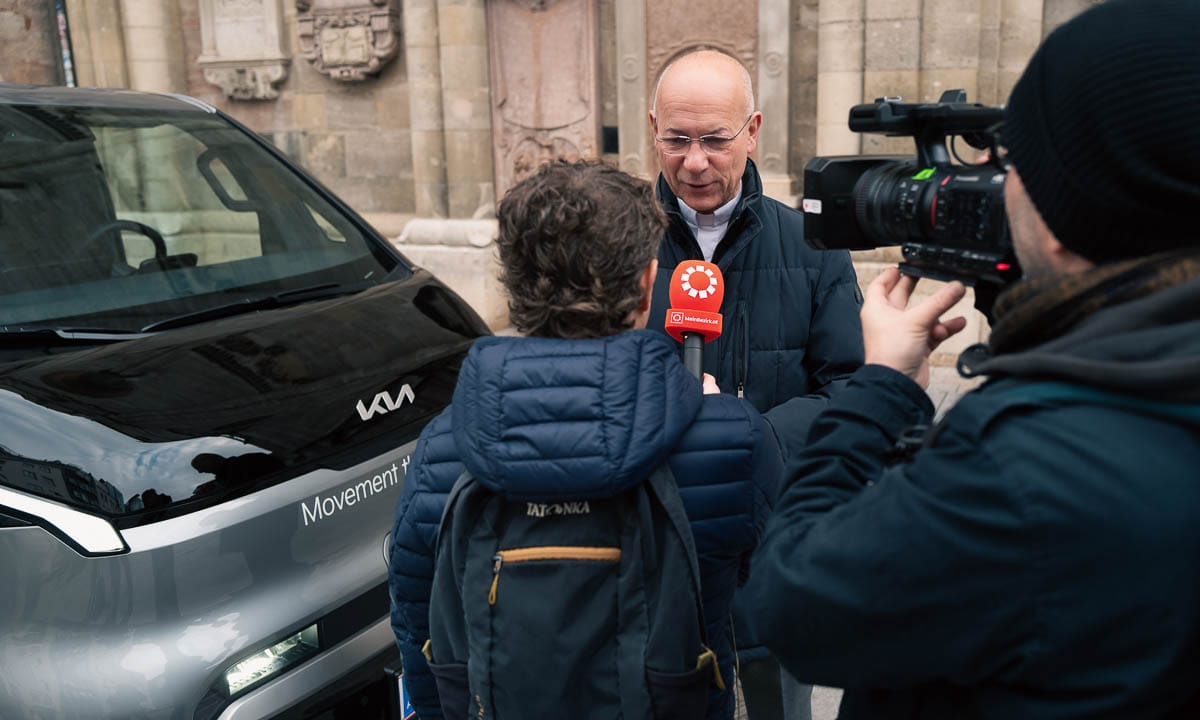 Toni Faber am Steuer des Kia PV5