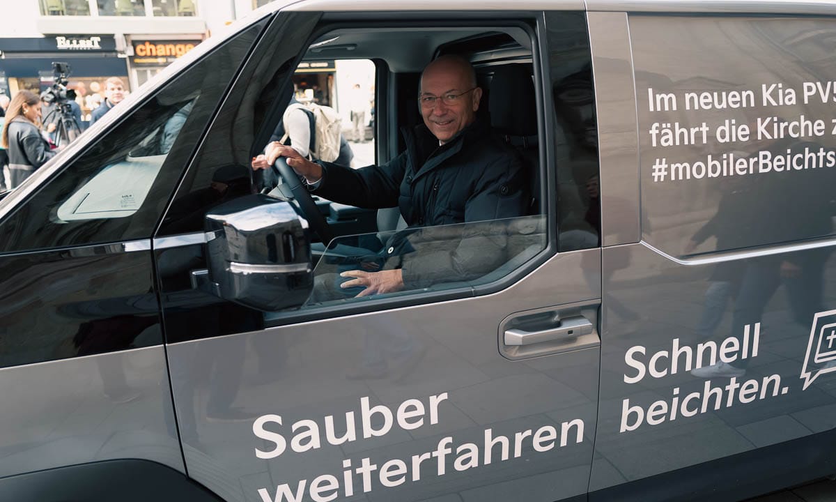 Toni Faber am Steuer des Kia PV5