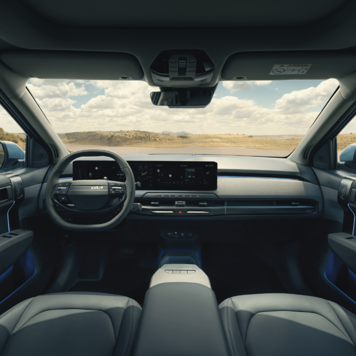 Mechaniker beugt sich in Motorraum