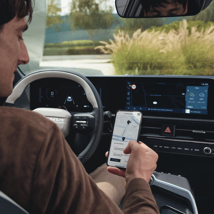 Mechaniker beugt sich in Motorraum