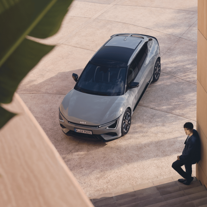 Mechaniker und Servicemitarbeiter im Gespräch