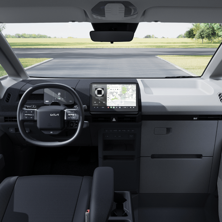 Mechaniker beugt sich in Motorraum