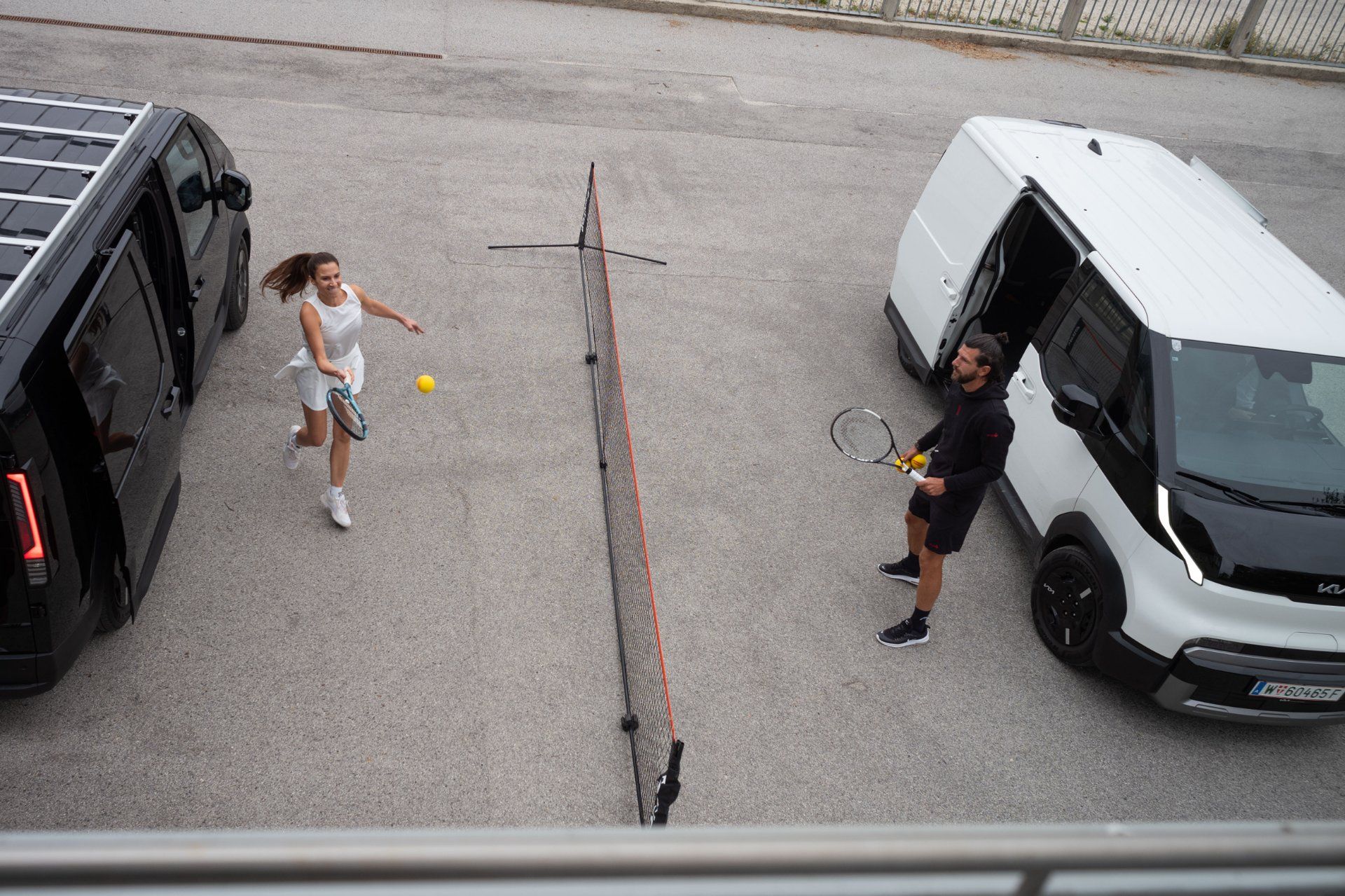 Tennismatch zwischen zwei Kia PV5