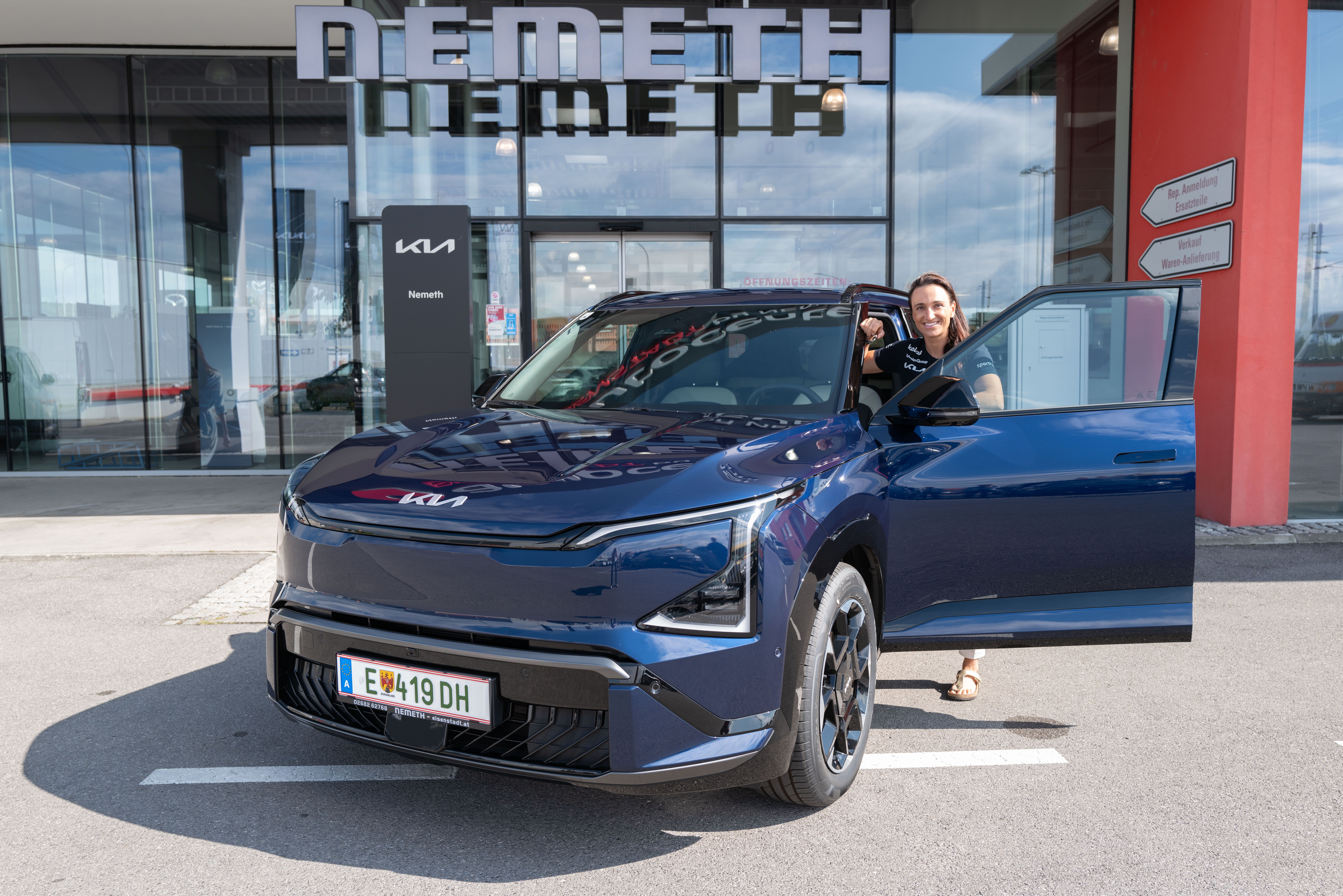 Lara Vadlau mit EV5