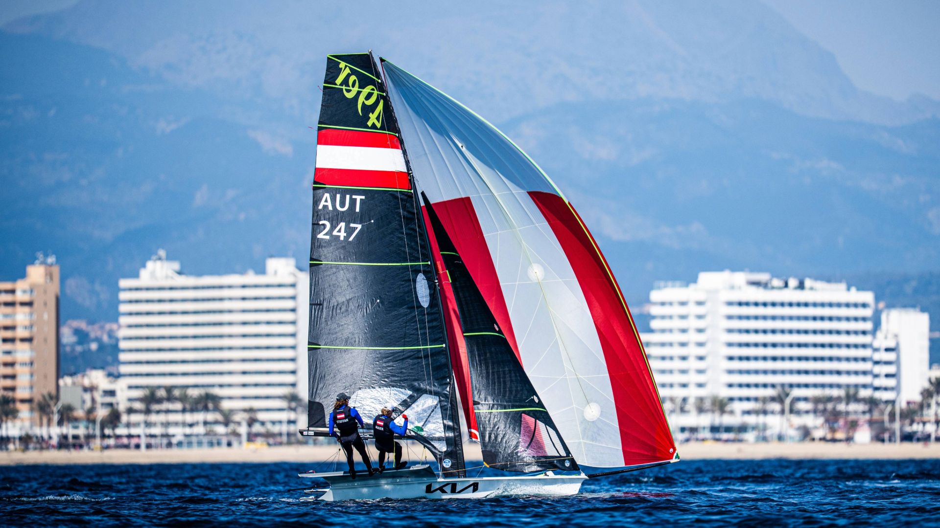 Segelboot mit Kia Branding