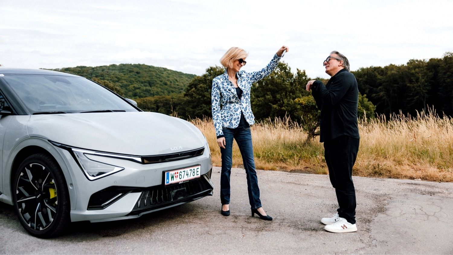 Robert Palfrader und Autohändler vorm EV6