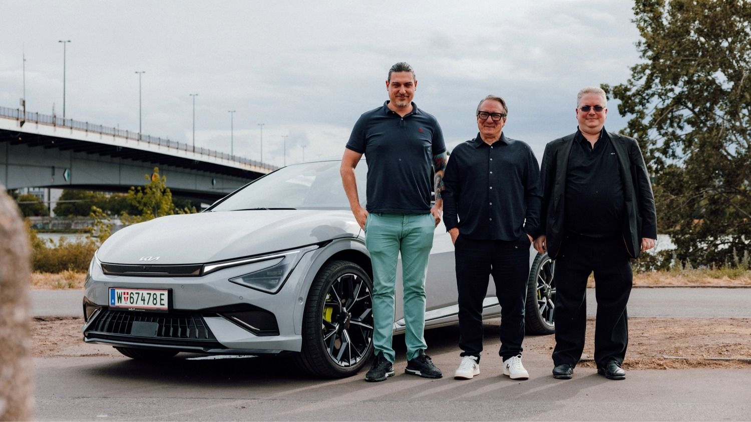 Robert Palfrader und Autohändler vorm EV6