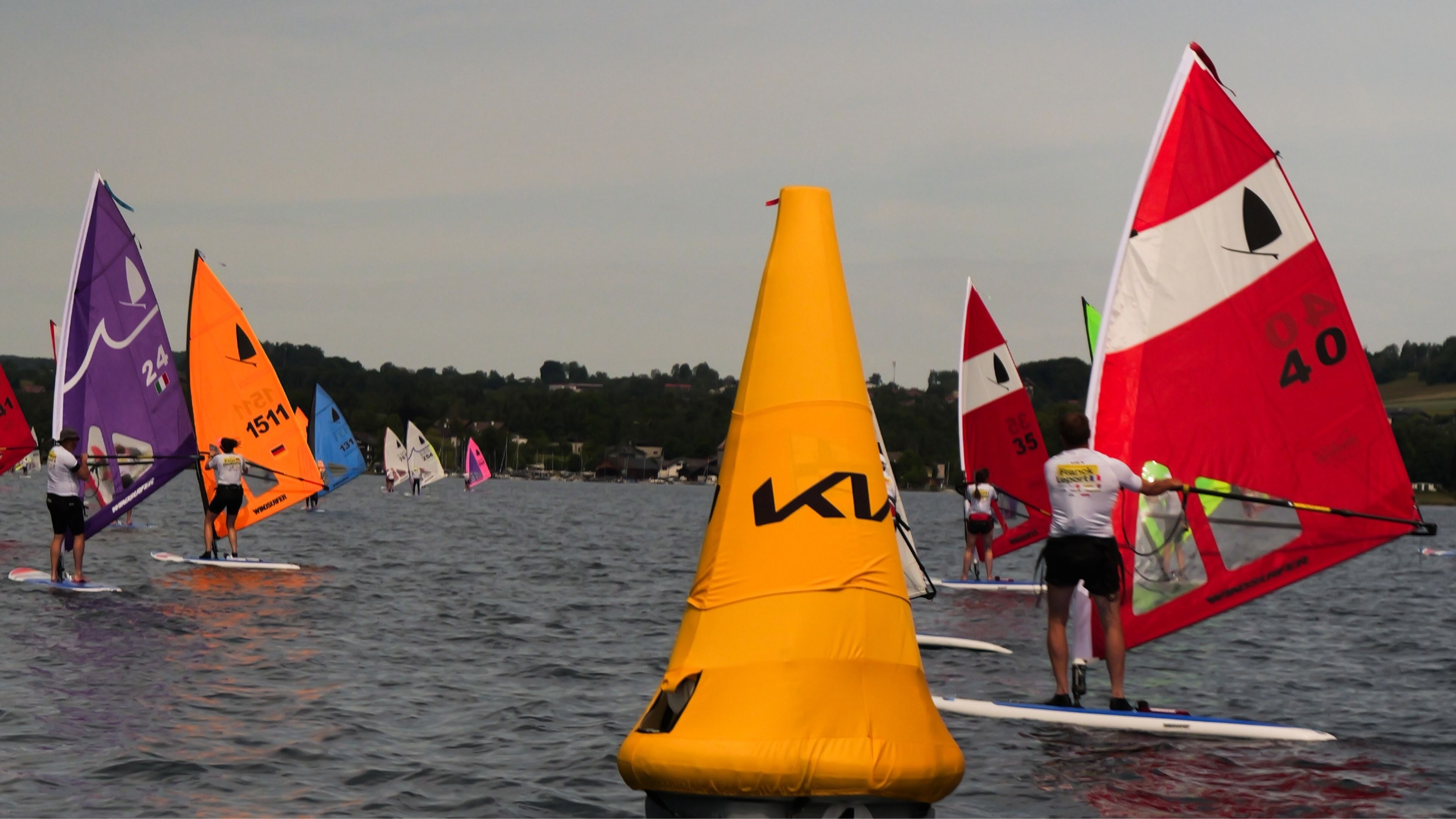 Windsurfer am Attersee mit Kia Branding