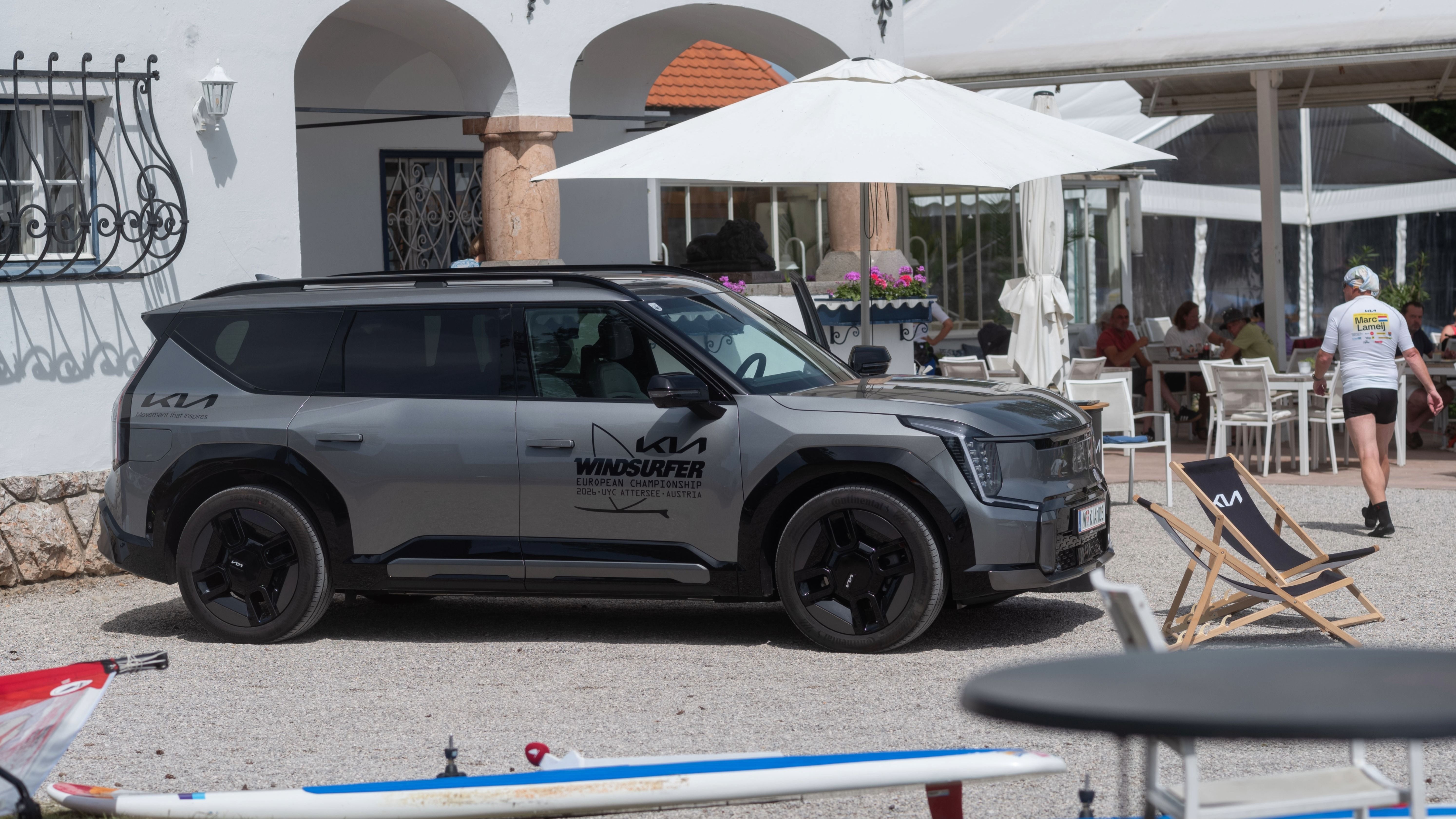 EV9 vor Yachtclub am Attersee