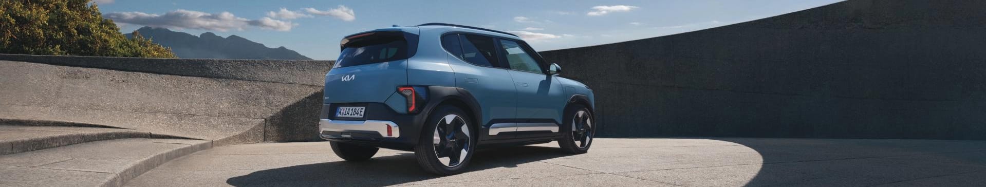 Kia Service, grüner Niro EV vor Hauswand
