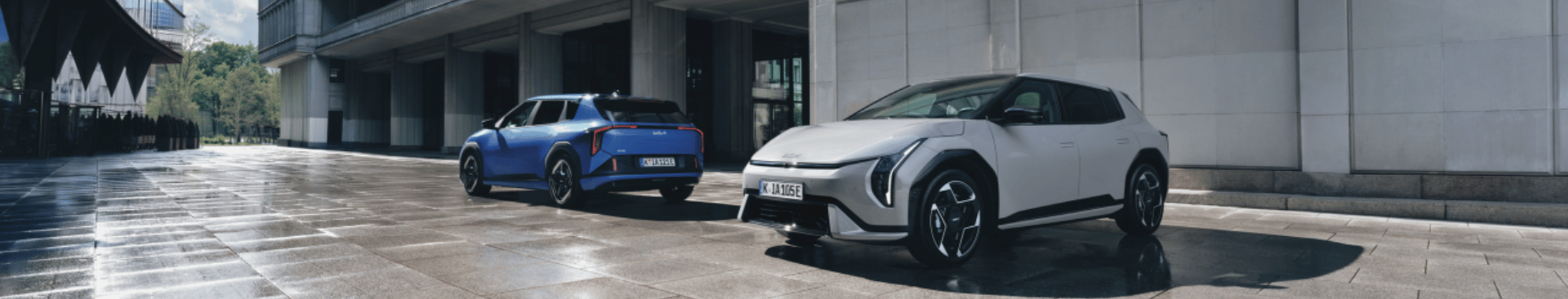 Kia Service, weißer EV6, Seitenansicht vor Hauswand