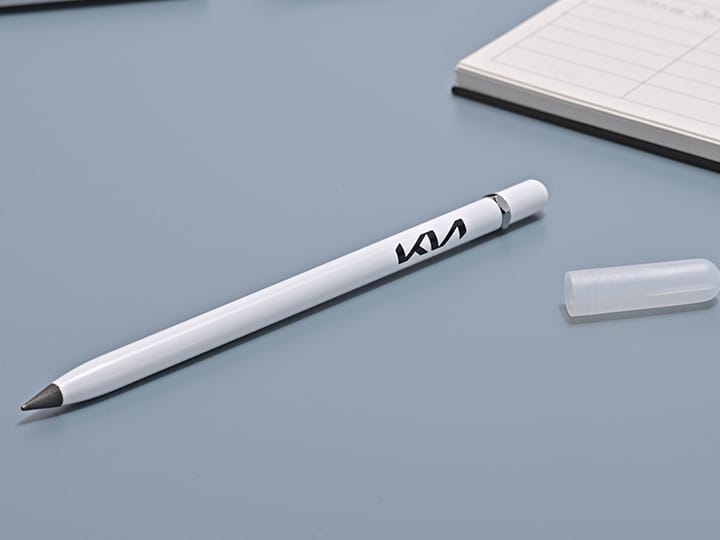 Klant die het Kia-horloge vasthoudt 