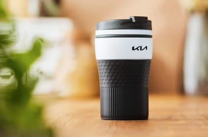Kia Thermobecher auf dem Tisch