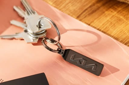 Kia Schlüsselsanhänger auf dem Tisch