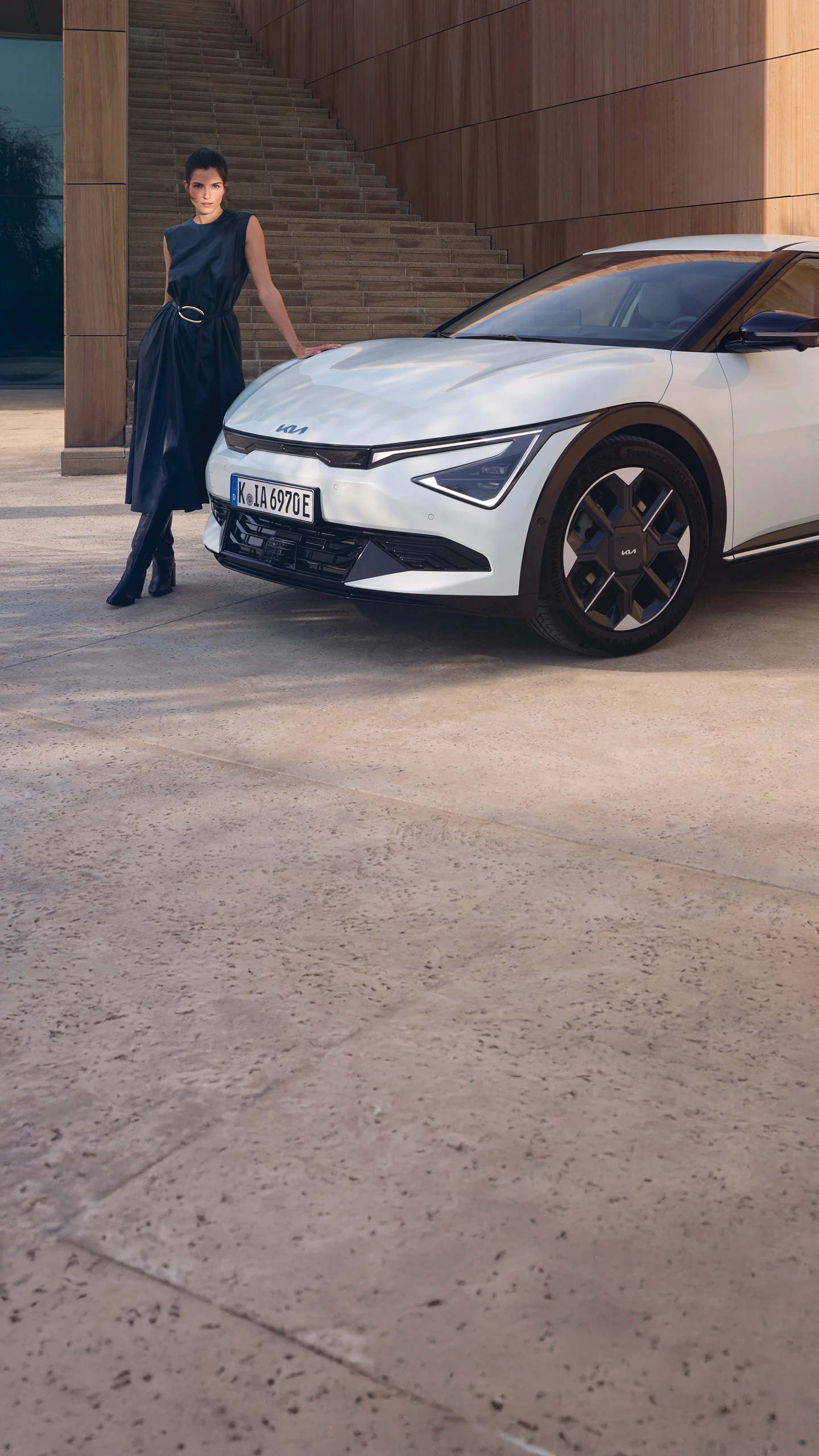 Header blureed background