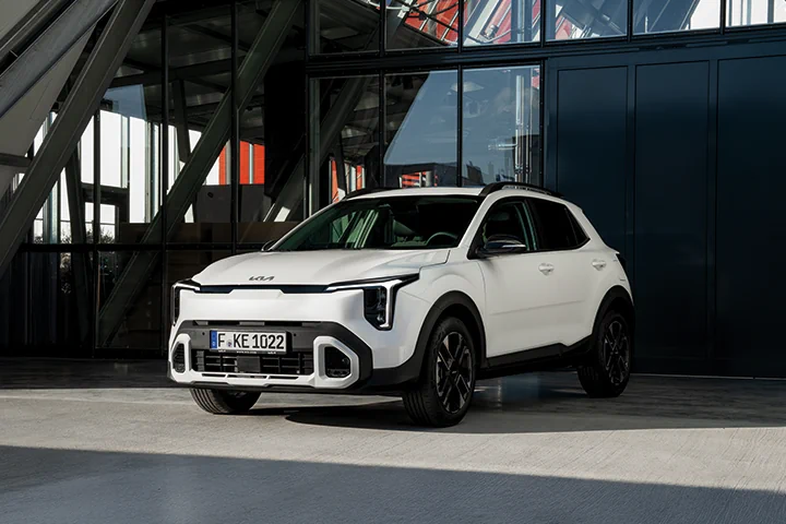 Kia Stonic vor Gebäude