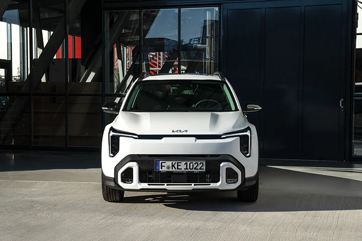 Kia Stonic frontal vor Gebäude